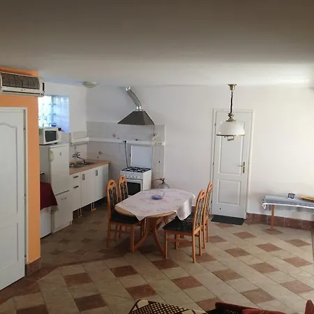 Apartment Csendes Apartman *